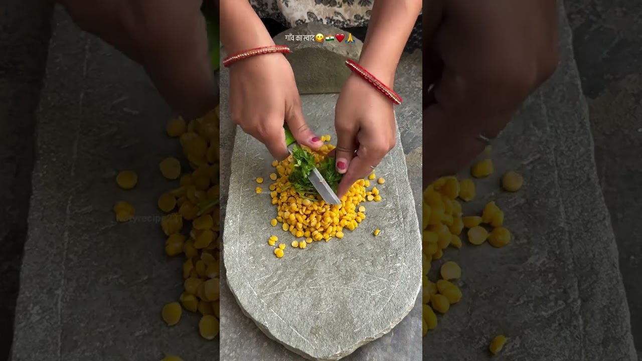 सिल पर पिसे मसाले से बना देसी आमरस और चना दाल पूरी चूल्हे की #food #shorts #village #recipe #foodie