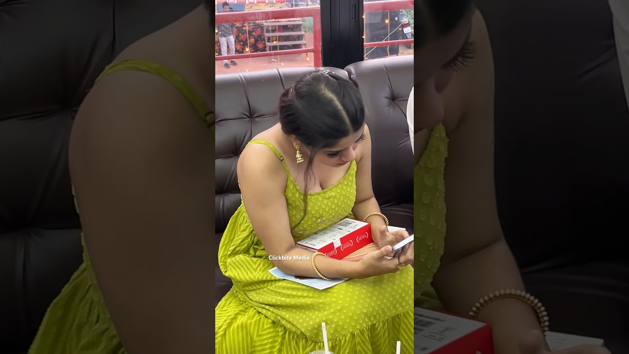 പുതിയ ഫോൺ നോക്കി ഇരിക്കുന്ന സാനിയ ബാബു❤️Saniya Babu #SaniyaBabu #malluactress