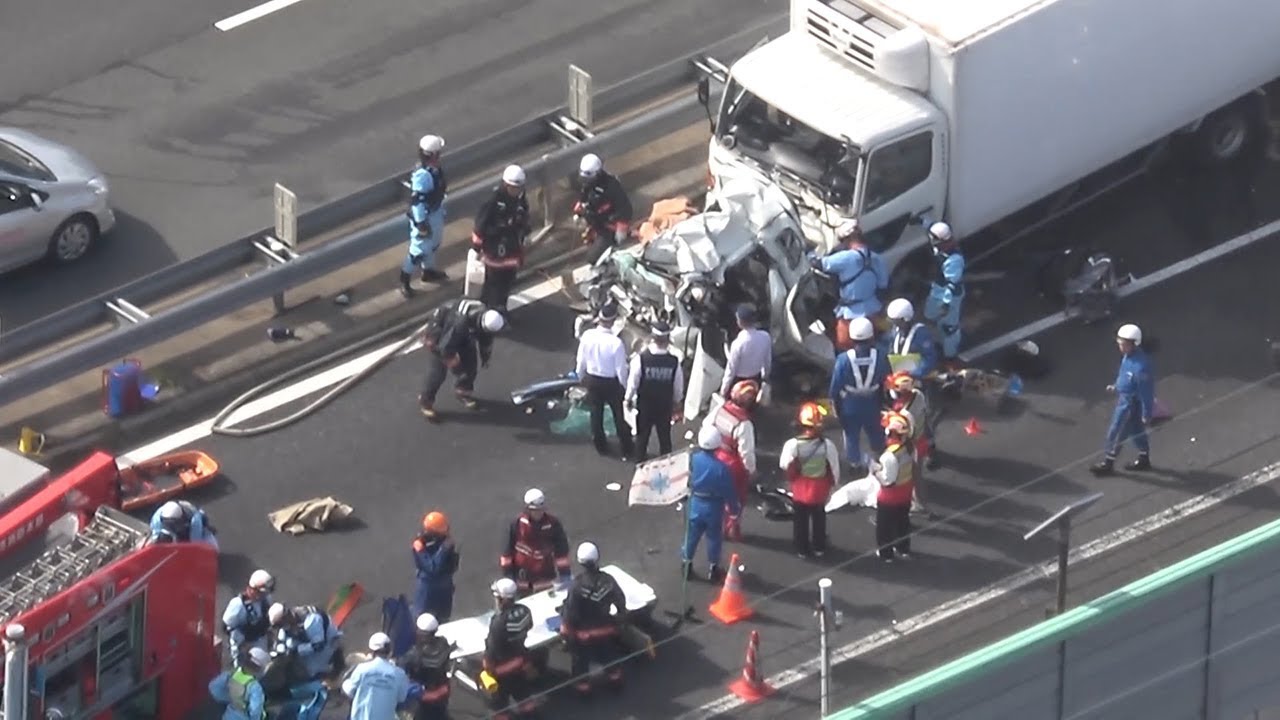 加古川バイパスで車４台絡む事故　３人死亡