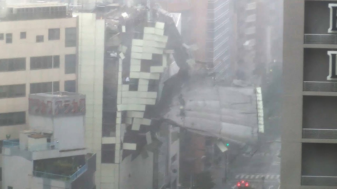 台風２１号の突風、大阪市内でビルの覆いが崩れる