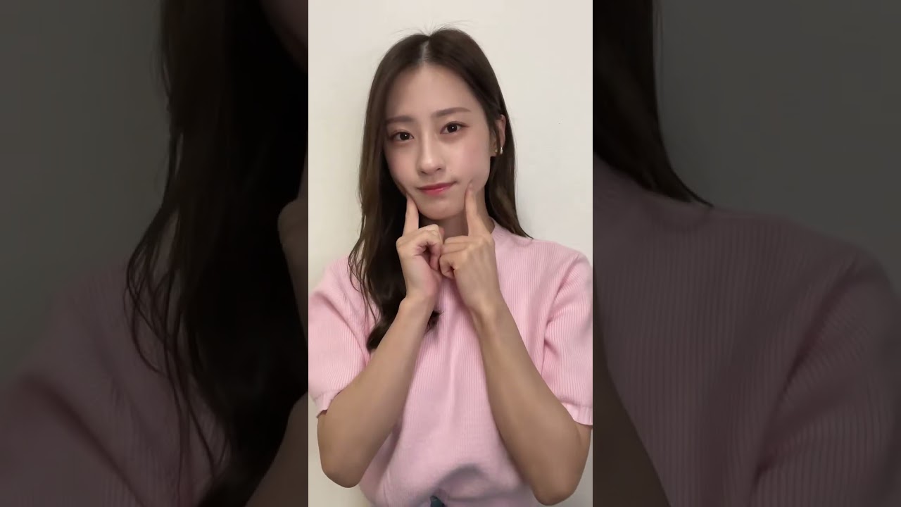 ウインクする澄田綾乃