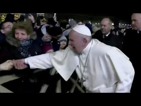 ローマ教皇、広場で腕をひっぱる人の手をピシャリ　新年に謝罪