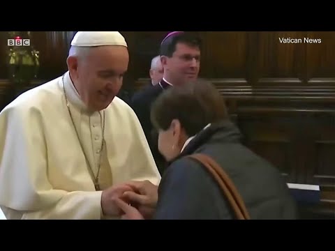 伝統を拒否？　ローマ法王が指輪にキスさせず