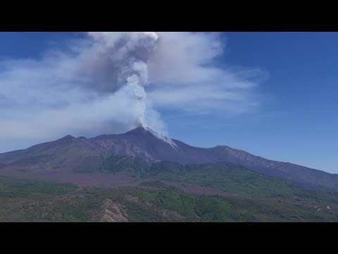 イタリア・エトナ山が噴火、噴煙が高く噴き上がる