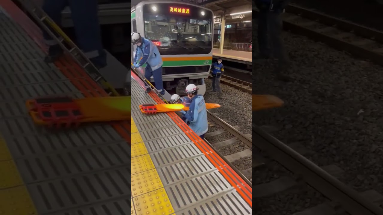 東海道線 藤沢駅で人身事故 「運転席のガラスがバリンバリン」