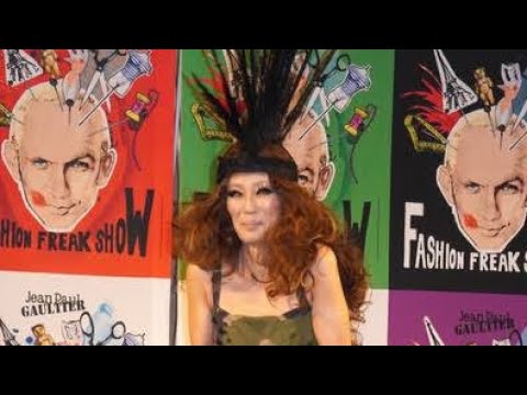 🎭✨萬田久子、個性爆発！羽根ヘッドドレス×迷彩ドレスで魅了💃🔥ファッションフリークショー会見レポ🎩🌟