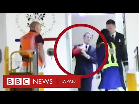 マクロン仏大統領、妻ブリジットさんに顔を押され……けんかではなく「いつもの冗談」だと