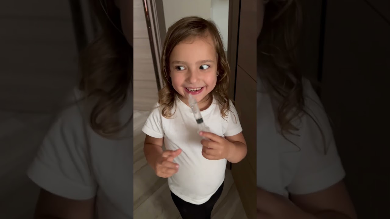 🤣 BEBÉ TRAVIESO BROMA A SU HERMANA QUE ESTÁ ENFERMA 🤒 #viral