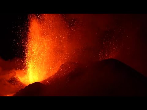 イタリアのエトナ山が噴火、燃え上がる溶岩が夜空を照らし出す（字幕・13日）
