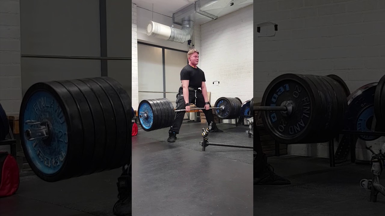 16 year old deadlifts 260kg/572lbs x 3 easy!