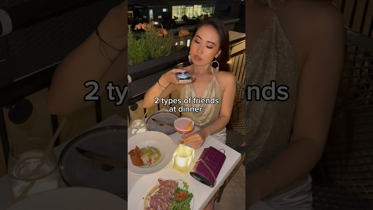 2 types of friends at dinner 👧🏻👯‍♀️ #friends #friendship #girls #dinner #shorts