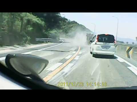 名阪国道　五ヶ谷　トラック横転事故の瞬間　2013/7/20AM11:00