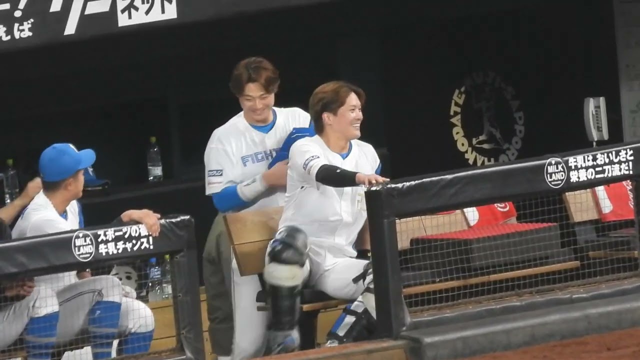 2025/03/06　山崎福也にヒットを祝う伏見寅威