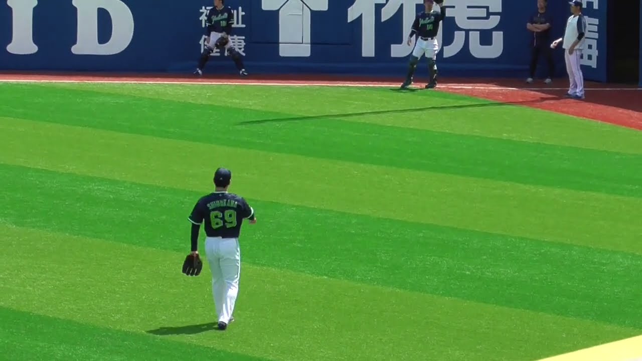2025年6月1日 東京ヤクルト・下川 隼佑 投手の試合前キャッチボール練習（ボールデッド中）
