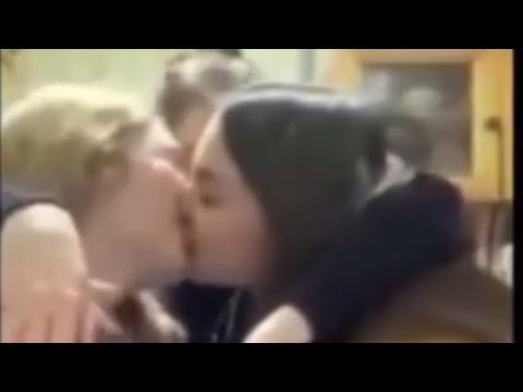 3 girls making out on periscope live