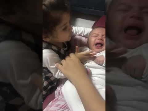 Ablası 1.5 aylık kardeşine tokat atıyor...