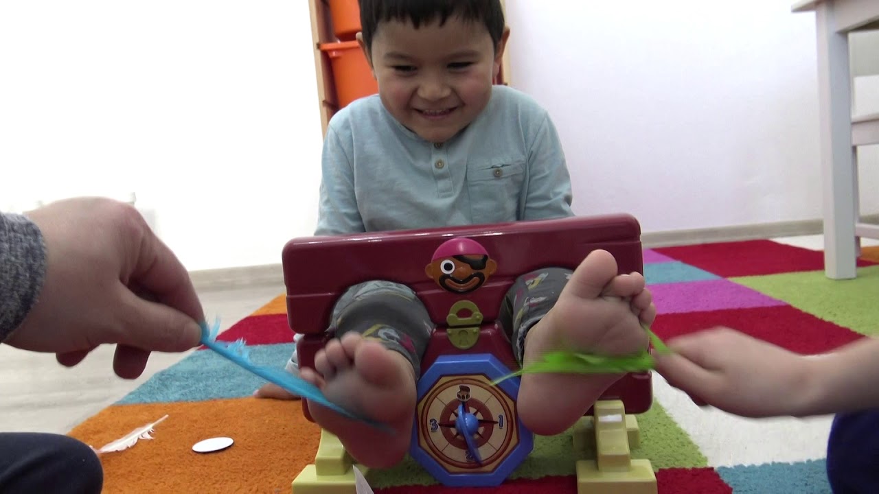 Şakacı Korsan ayak gıdıklama oyunu gülmeyen korsan parası kazanır eğlenceli güldürme oyunu