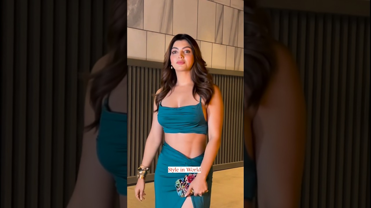 Akanksha Puri’s Glamorous Bandra Appearance | Spotted Moments!