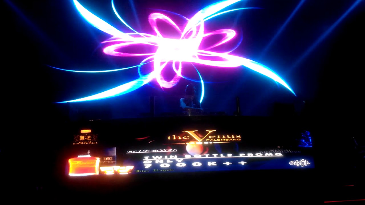 Aksi DJ Vhie Vee goyang theVenus Golden Hall Palembang
