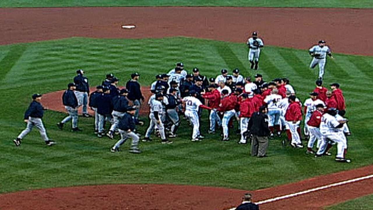 ALCS Gm3: レッドソックスのマルティエス、ラミレス、ヤンキースのクレメンス、ジマーがベンチクリア