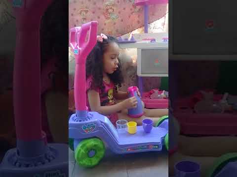 Ana Julia brincando de casinha