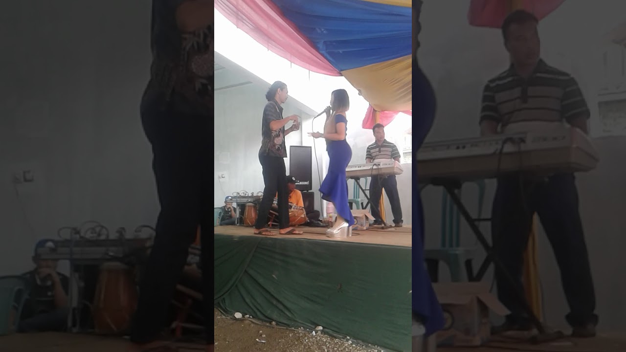 Ari dan biduan bugil