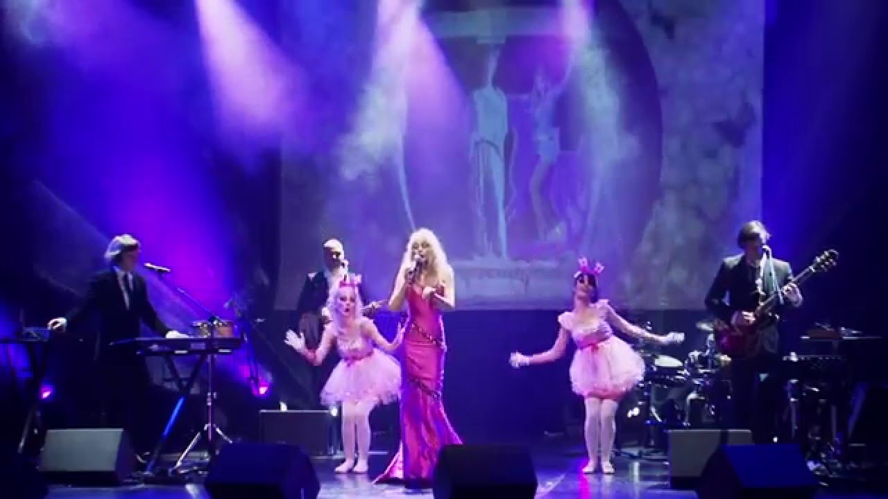 Arielle Dombasle - Poney Rose (Vidéo Glam Show)