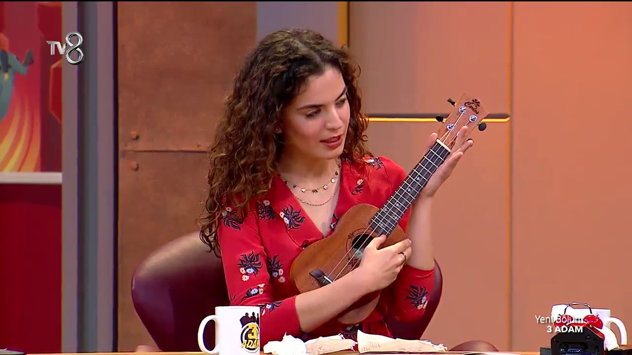 Aslı Bekiroğlu 'Ukulele' Çaldı | 3 Adam