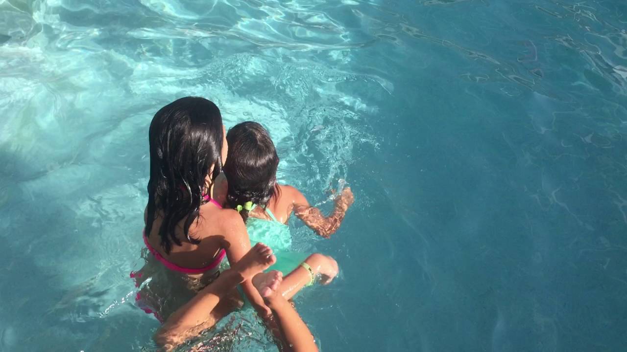 Aula de Natacao - Nicolle e Belle