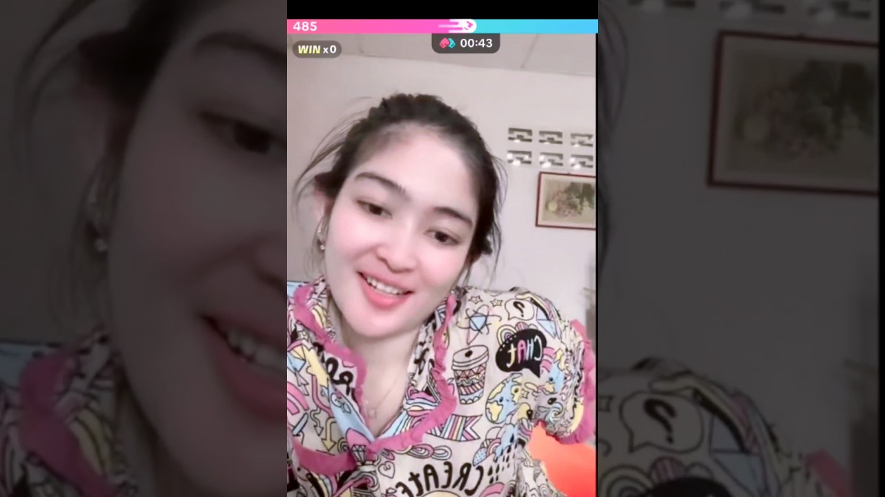 Aulia Fahma Lubis Hot Live Seksi Pink atas bawah 3