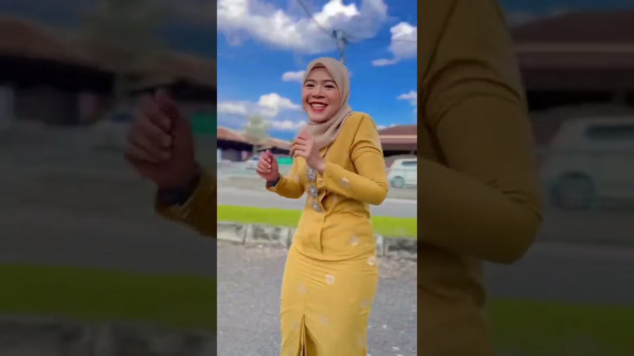 Awek kebaya kuning