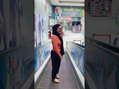 Awek viral menari di mall pakai baju ketat #shorts