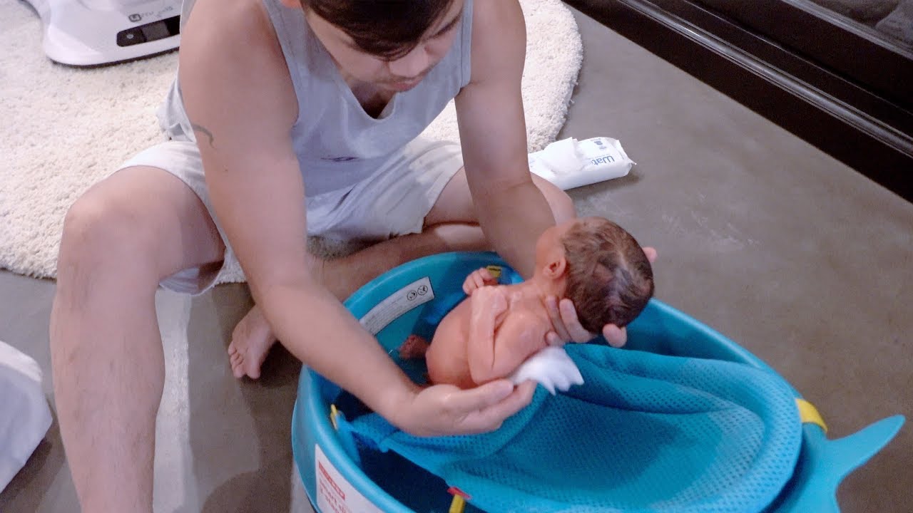 Baby's First Bath!!!!! | Minnie's VLOG 866