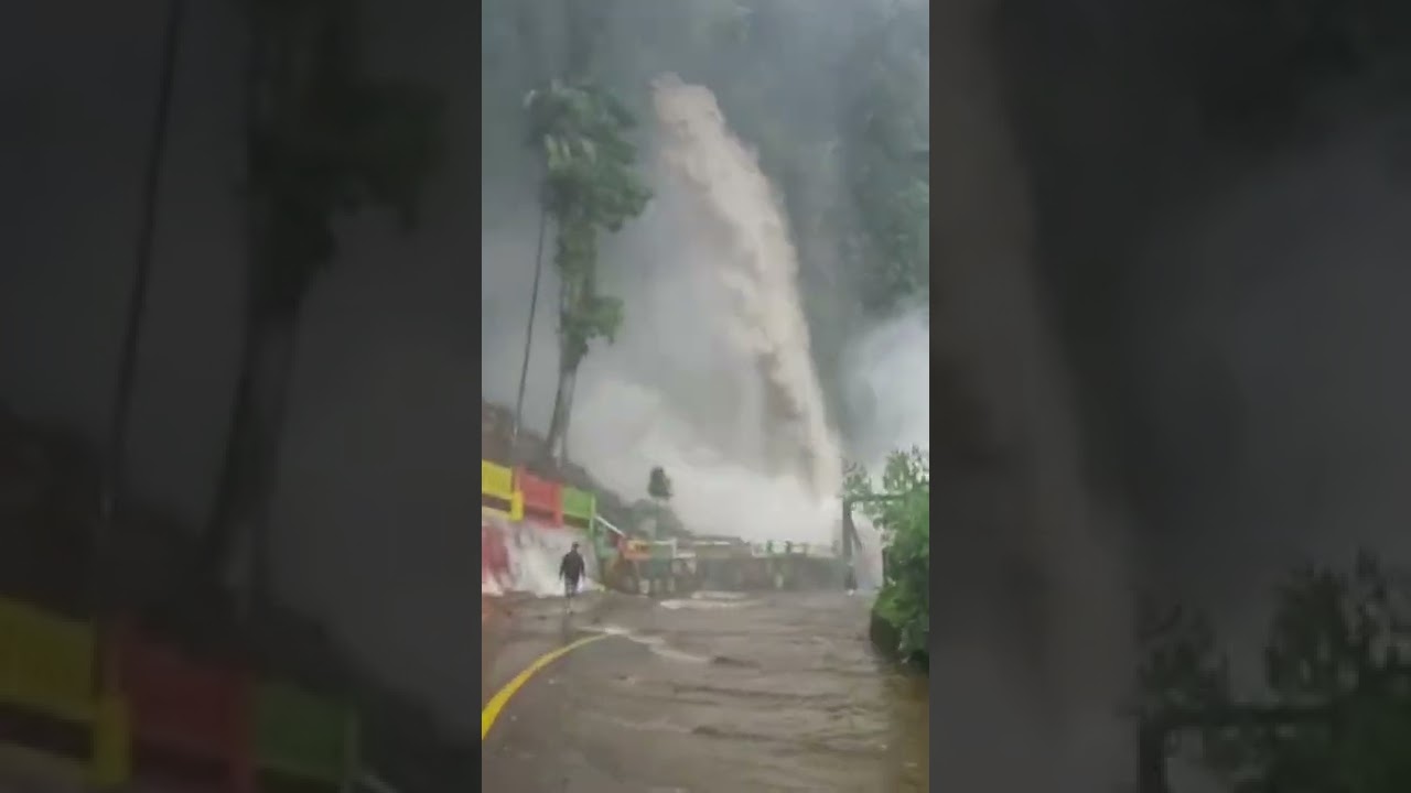 Banjir Bandang, air datang secara tiba-tiba di Padang... 😭😭😭 #shorts