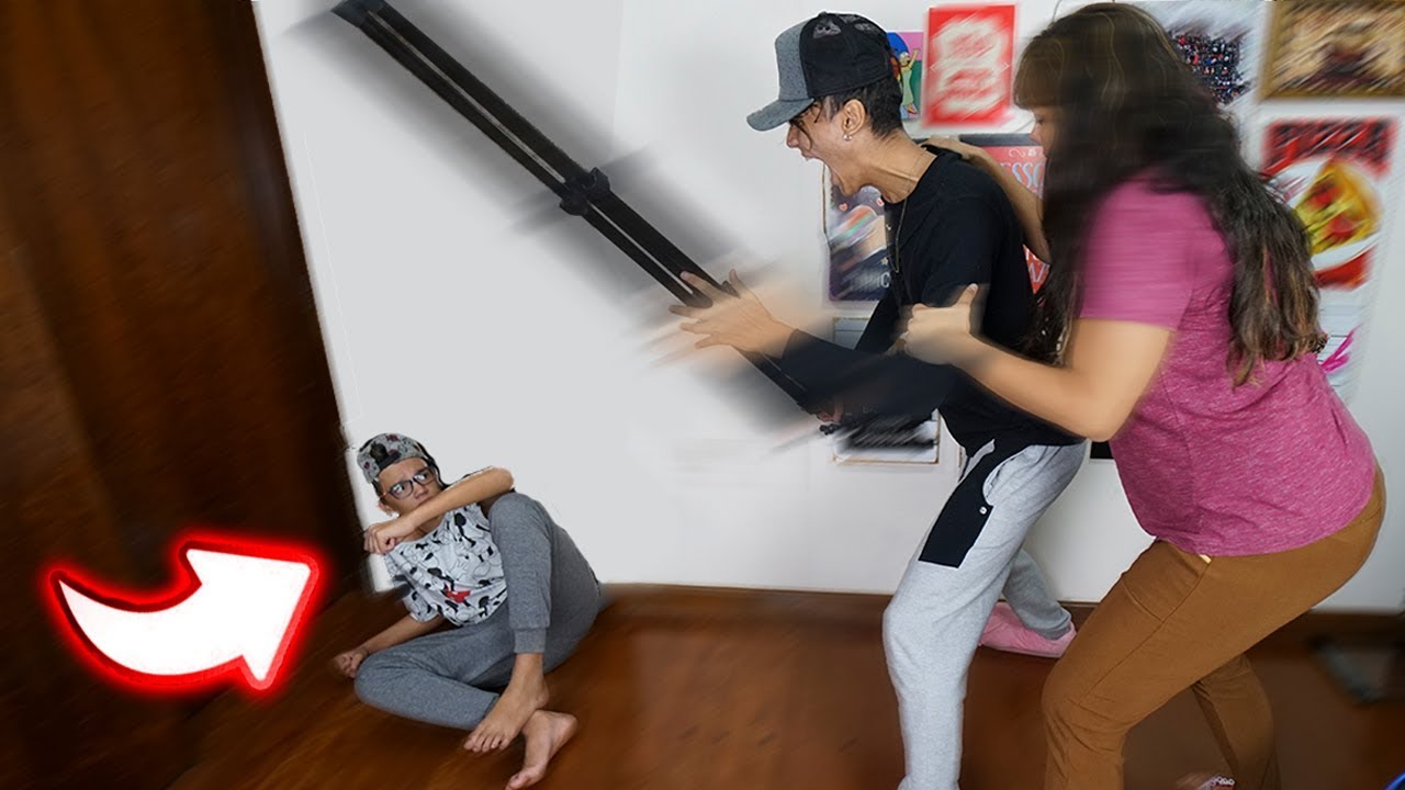 BATI NO MEU IRMÃO MAIS NOVO E MINHA MÃE QUIS ME EXPULSAR DE CASA (trollei minha mãe)