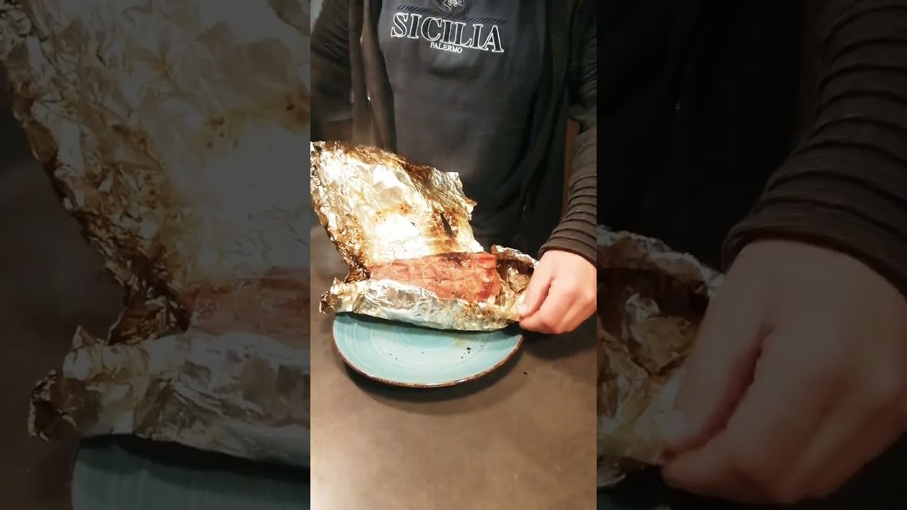 BBQ, Rollbraten Grill am Samstag, Schweinekamm gefüllt mit Zwiebeln saftig und gut gewürzt