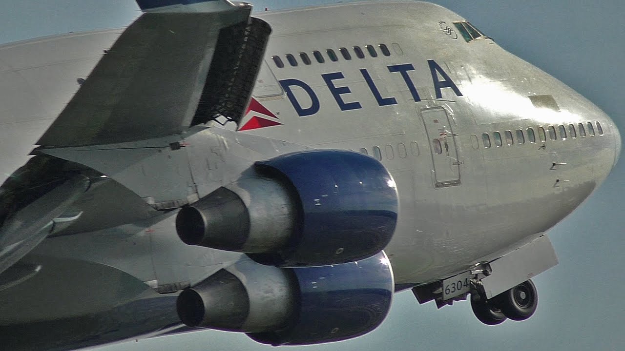 Beautiful DELTA 747 Takeoff!