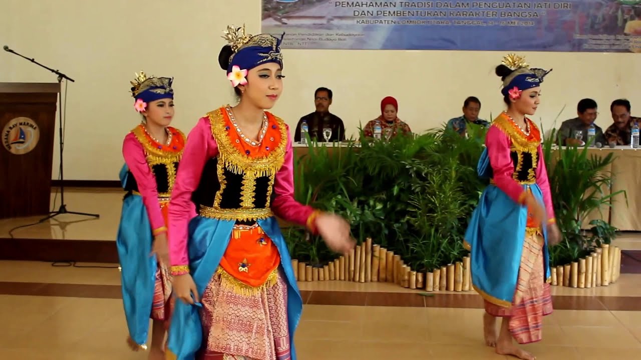 Beautiful girls Lombok Dancing Sireh Dance # See their action !!!
