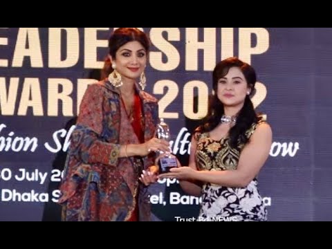 Beauty Queen Bubly is Receiving Award from Shilpa Shetty