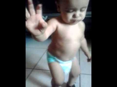 Bebê dançando parara tibum