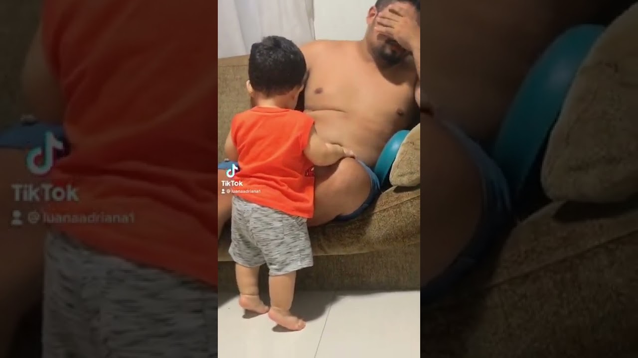 Bebê derruba prato de comida do Pai.🤣😂 #tiktok #videos #engraçado #baby