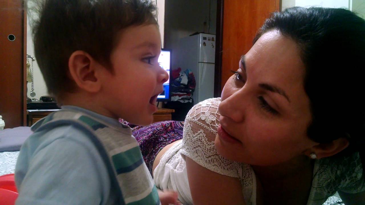 Bebé dice I Love You y da beso a la madre