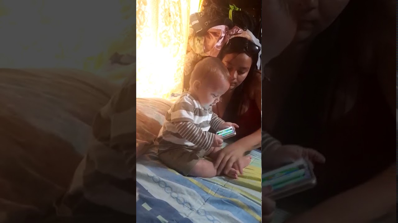 Bebé llora por celular.