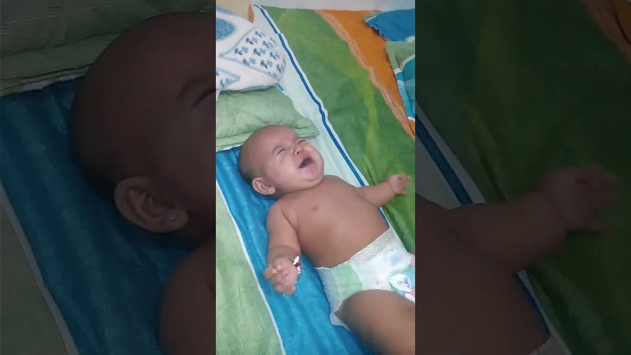 Bebe llora por el celular.