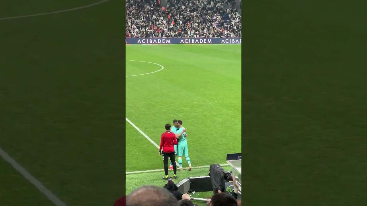 Beşiktaş taraftarları Rachid Ghezzal'ı oyundan çıkarken alkışladı.