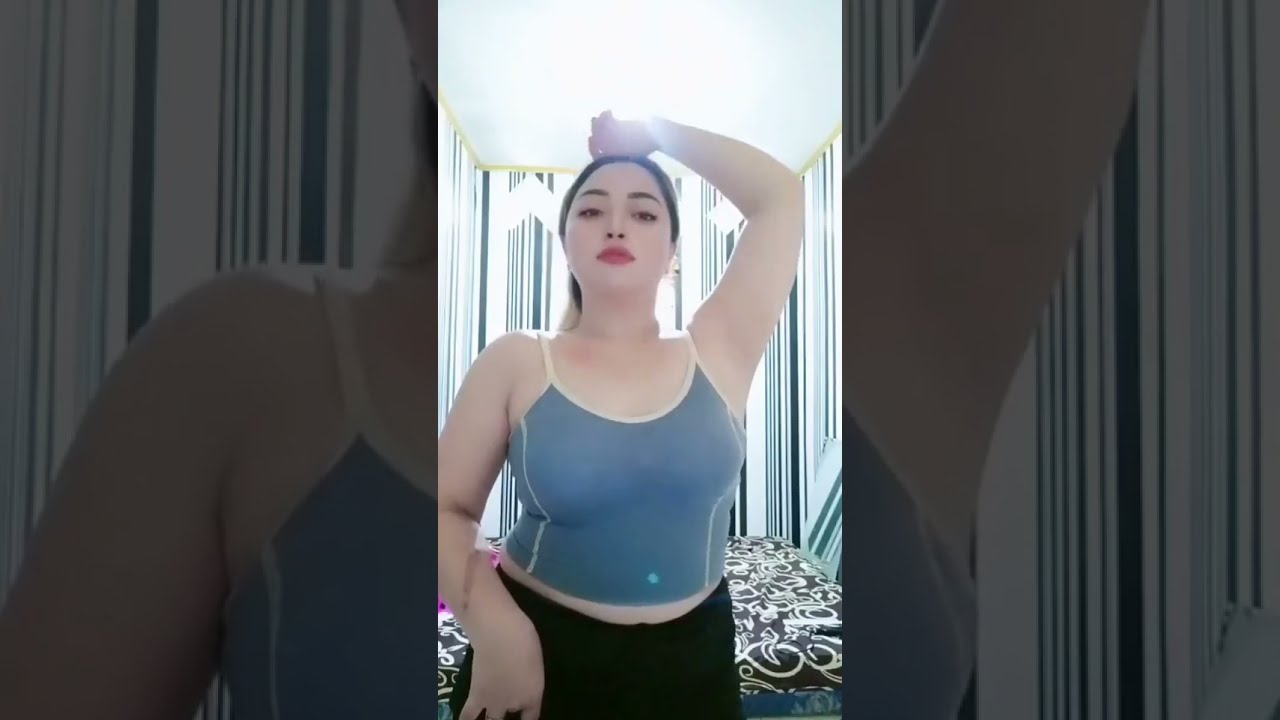 Belahan celana ketat bikin baju sexy bokong semok