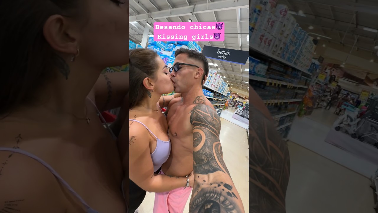 Besando chicas😈Kissing girls #beach #prank #tulumvibes #love #magic