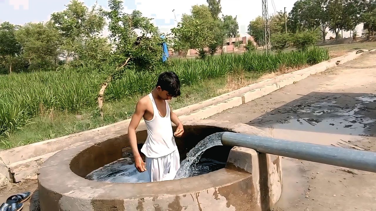 bohat din bad yahan vlog bnaya || village tubewell pool sunday vibes || new tubewell swim video