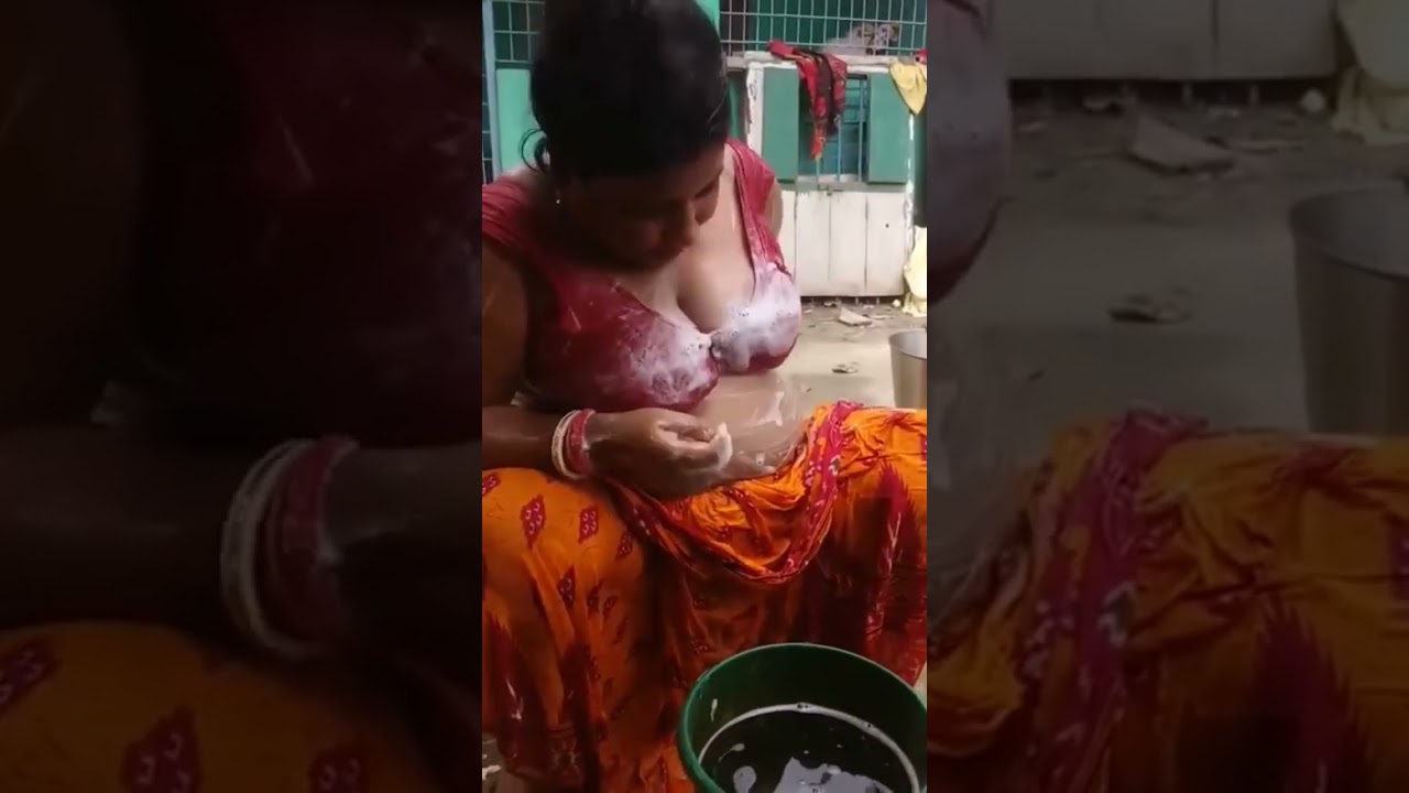 boudi Bathing Vlogs || desi Boudi Bathing