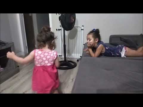 Brincando com a Prima no Sofá